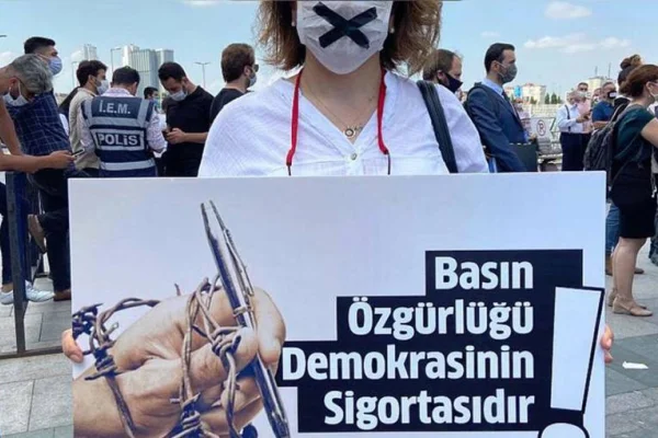 6 gazeteciye 27 yıl hapis