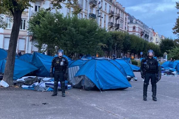 Polis aktivistlerin çadırlarını yıktı