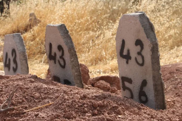 Zırhlı araçlarla getirip toplu halde gömüyorlar