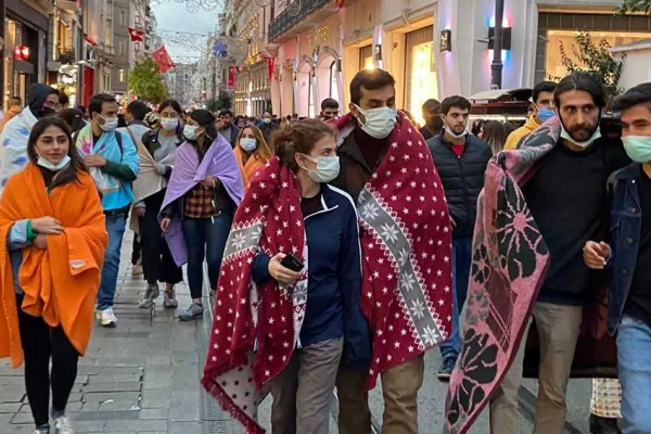 Bataniyeleriyle yürüdüler