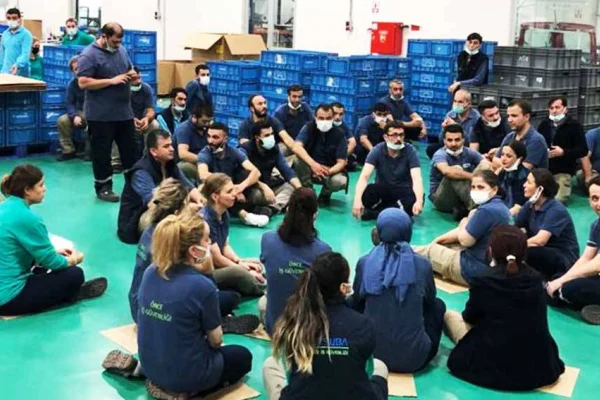 İşçiler kendilerini fabrikaya kilitledi