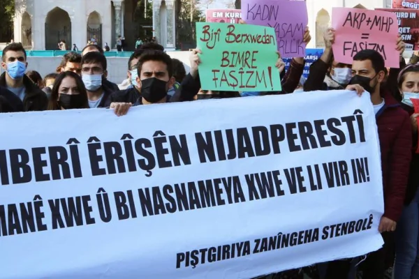 Irkçı saldırıları protesto