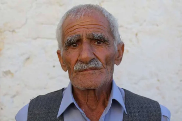 73 yaşındaki Dinler yere atılıp tekmelendi