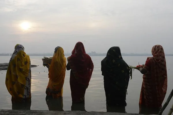 Hindu kadınlar güneşin yükselişine ve batışına dua ediyor