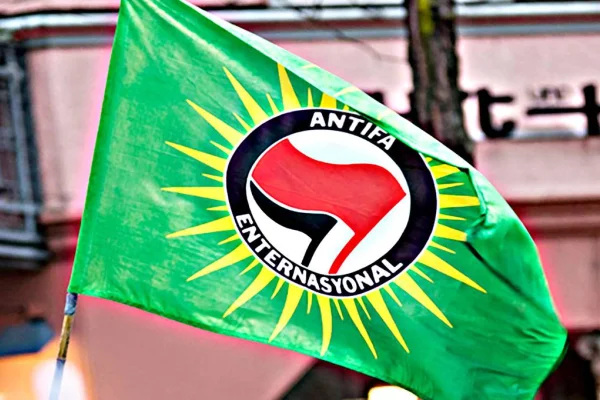 Antifa bayrağına beraat