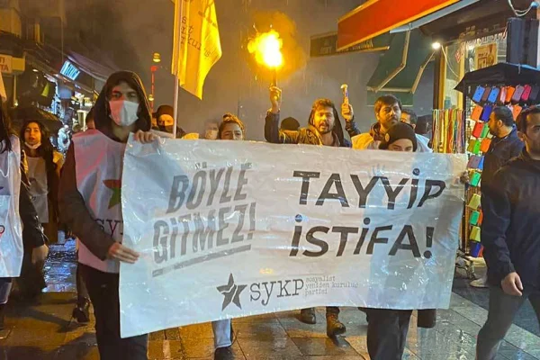 Sokaklarda ‘istifa’ sloganı
