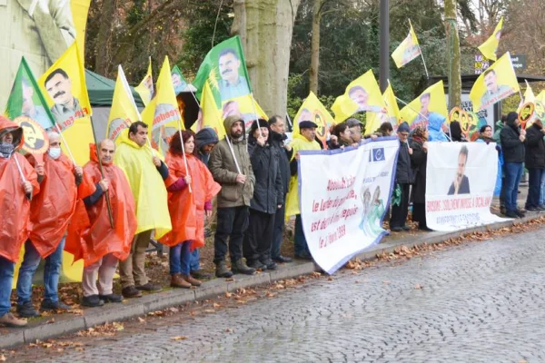 Kürtler AK önünde nöbette