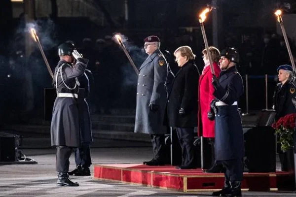 Bundeswehr Merkel’e törenle veda etti