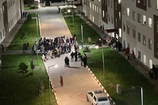 Elini-kolunu sallayarak girdi 
