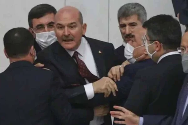 Suçişleri Bakanı'na ayna tutuldu