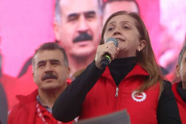 Sadece ekmek değil, demokrasi de 