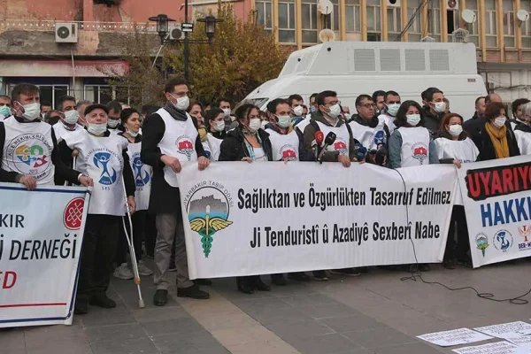 Sağlıkçılar uyarı grevi yaptı
