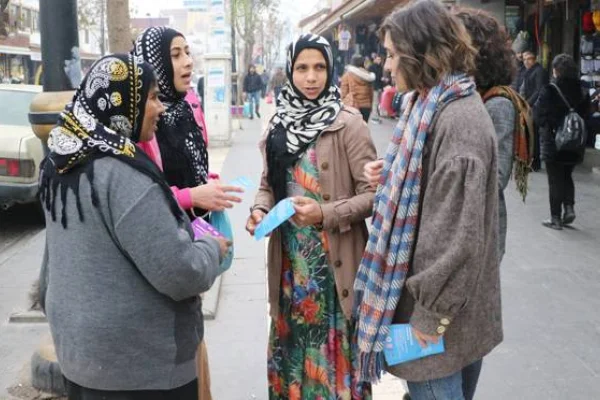 Kadınlar 'Adelete erişim hakkı’ broşürü dağıttı