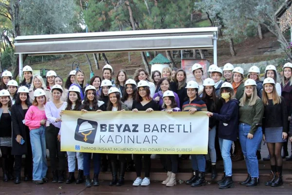Beyaz baretli kadınlar algıları yıkıyor 