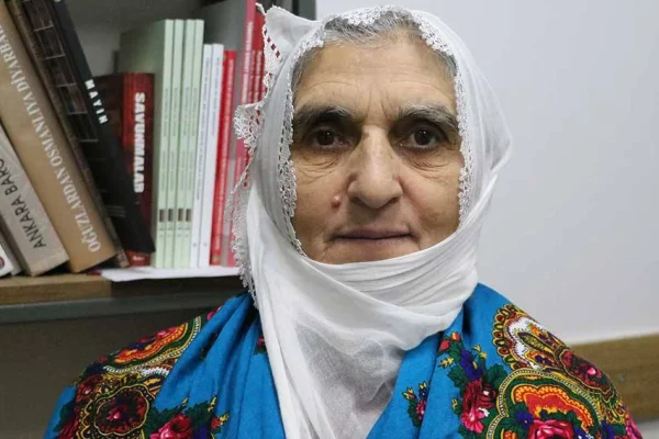 Evladının şalını bırakmıyor