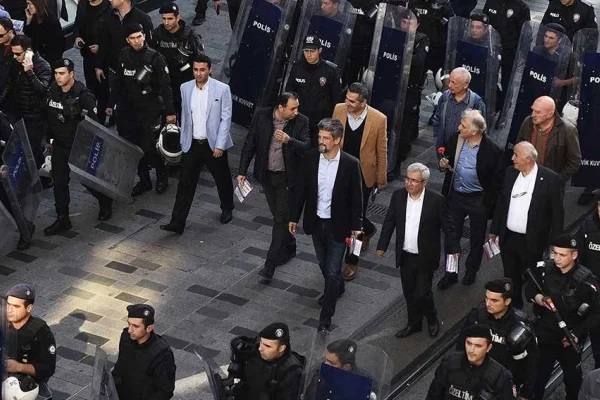 Yalancı kardeşlik 