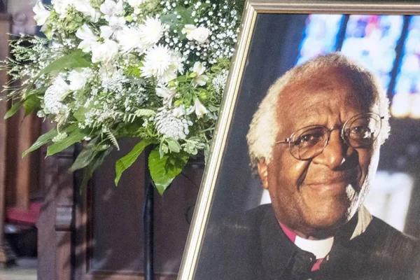 Desmond Tutu son yolculuğuna uğurlandı