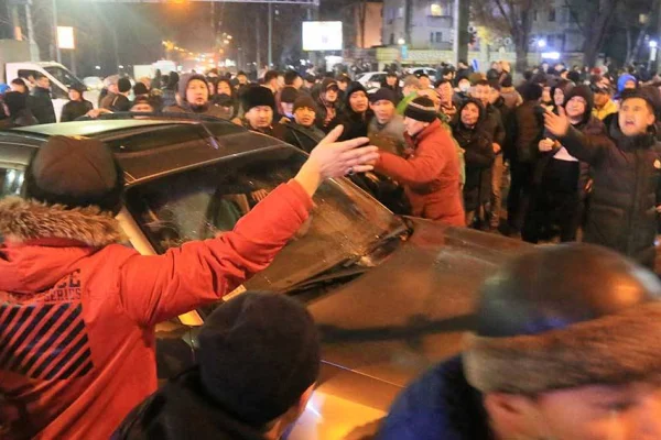 Protestolar istifa ettirdi