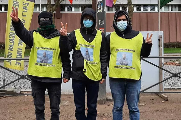 Nöbeti gençler devraldı