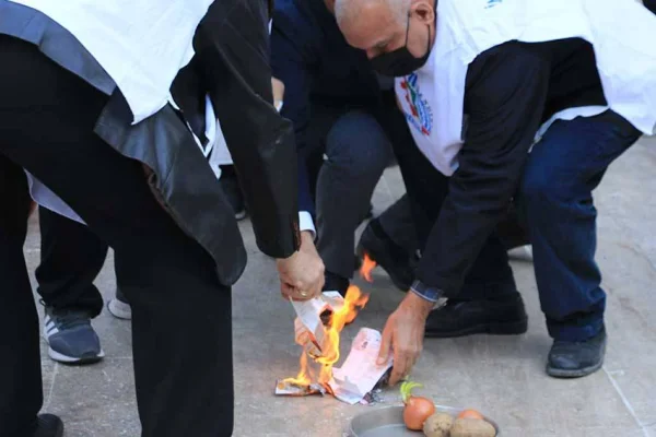 Ödeyemedikleri faturaları yaktılar