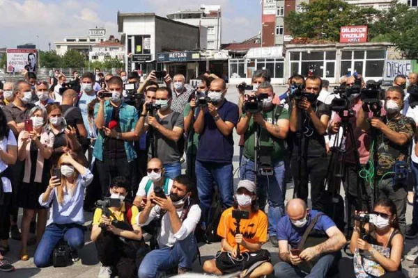 Gazetecilerin yüzde 73,5’i geçinemiyor