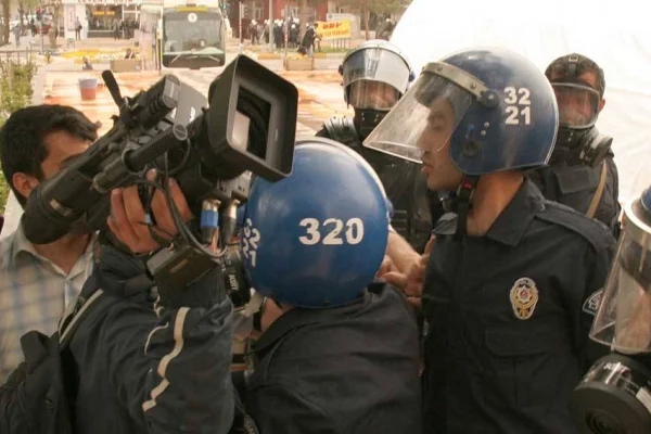 AKP 811 gazeteciyi tutukladı