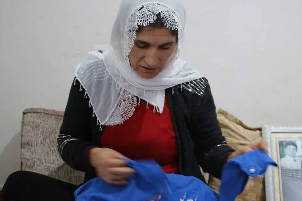Önlüğü ve fotoğrafıyla teselli