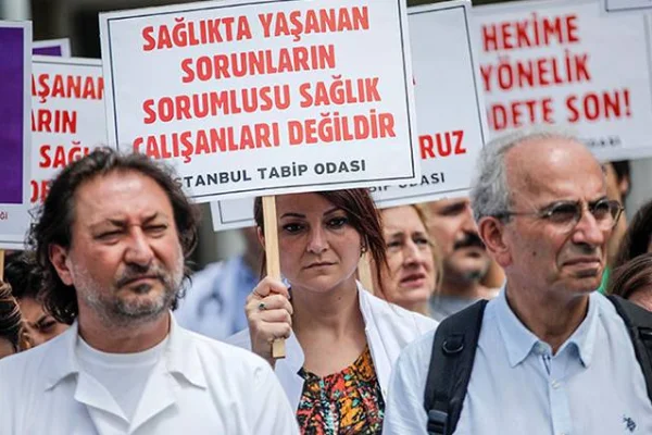 Hamile hemşire yerde sürüklendi
