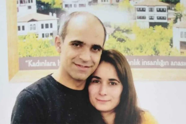 Eşinin yanına oturması yasak