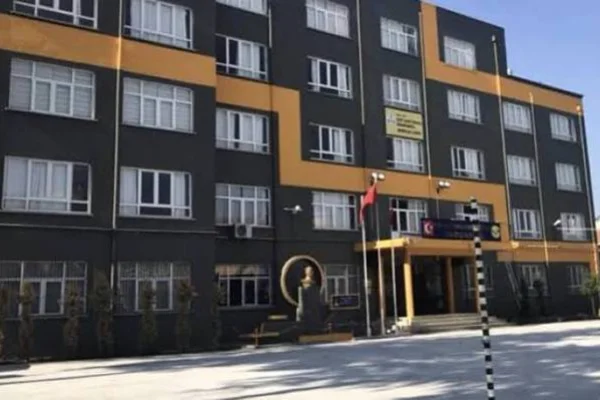 Okul müdüründen öğrencilere sistematik cinsel taciz