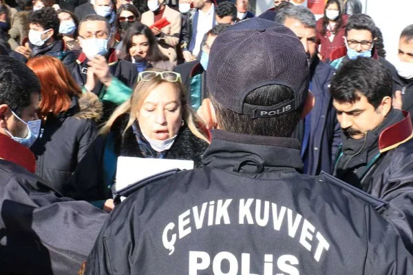 Polis avukatlara saldırdı
