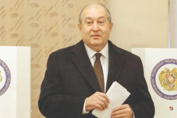Sarkisyan istifa etti