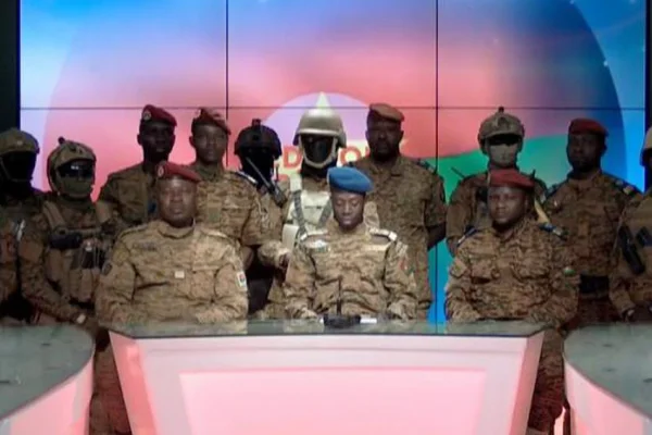 Kabore istifa ettirildi
