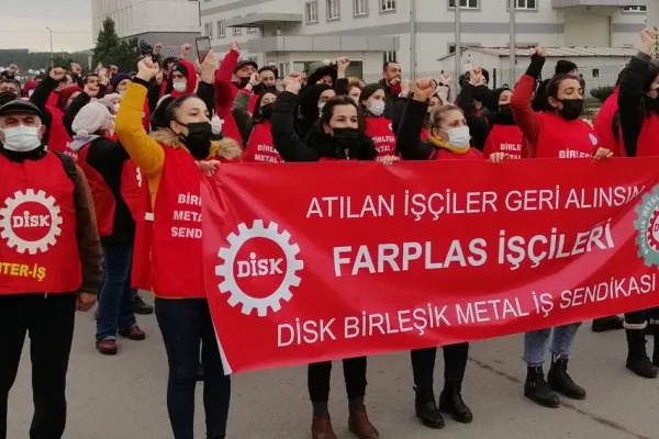 Farplas işçileri fabrika önünde