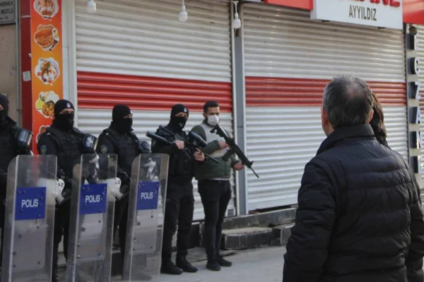 İHD’ye polis baskını