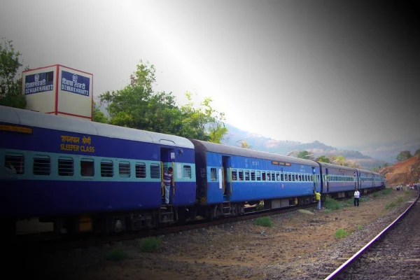 Tren işçilere çarptı:14 ölü