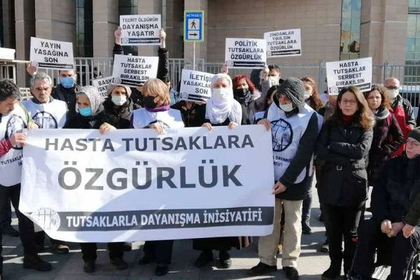 Aileler adliye önünde