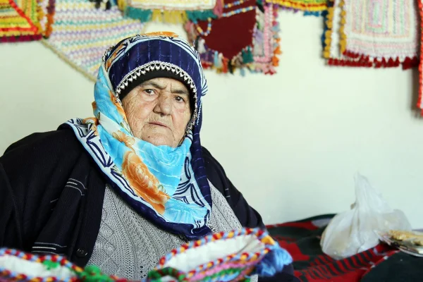 85 yaşında el emeği ile geçimini sağlıyor