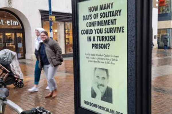 Öcalan afişleri Londra’nın dört bir yanında
