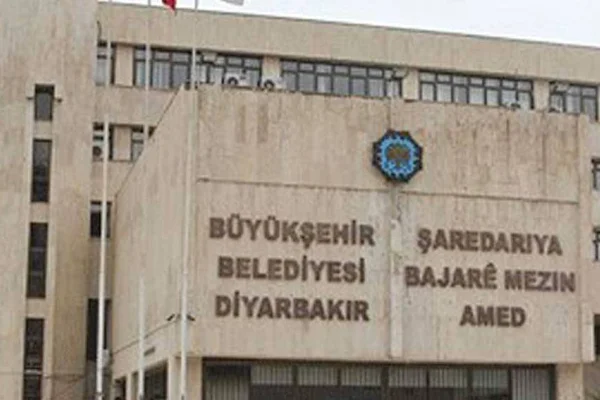 Belediye meclislerini memurlar yönetiyor
