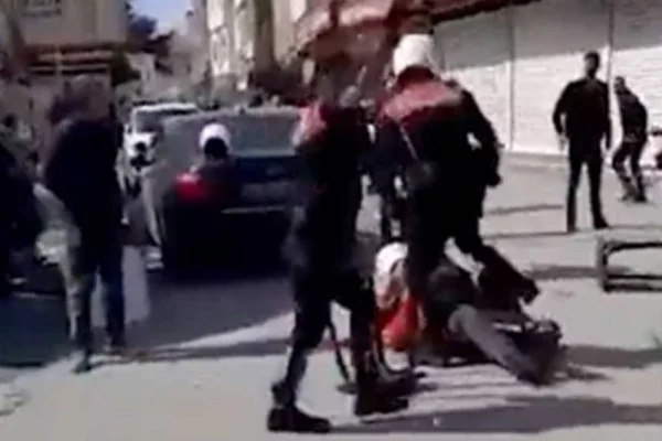 Polis döverek gözaltına aldı