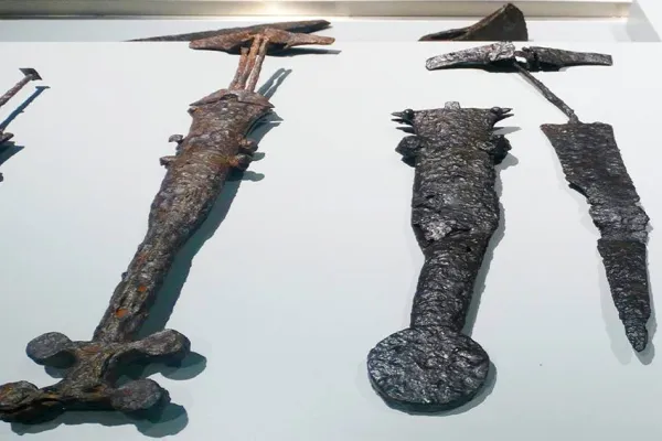 Viking silahları inceleniyor