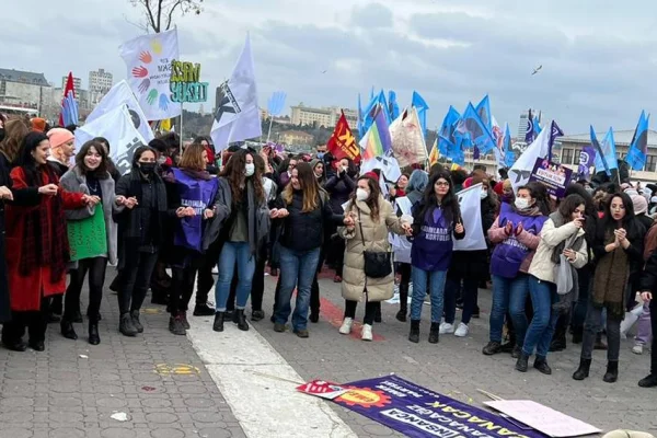 Kadınlar İstanbul’u mora boyuyor 