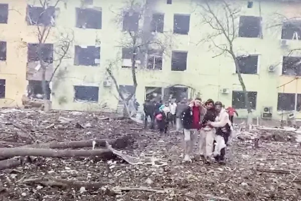 Mariupol’de hastane vuruldu