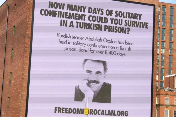Manchester’da dev Öcalan posteri 