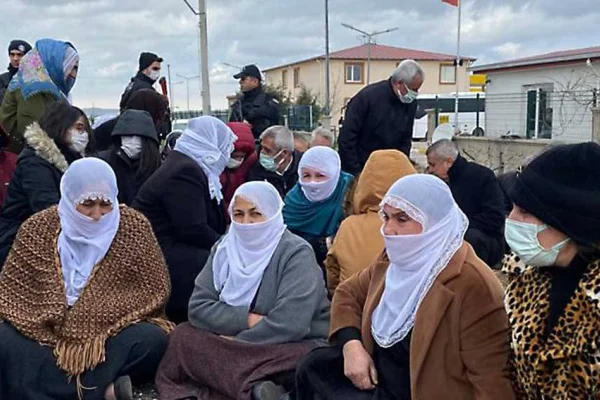 Cezaevi önünde oturma eylemi