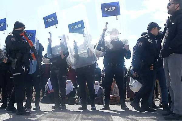 Ailelerden polis ablukasında  eylem