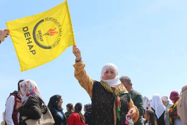 Hasibe ana, bayrağı 25 yıldır taşıyor