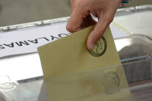 İktidarın seçim mühendisliği Komisyon'da kabul edildi