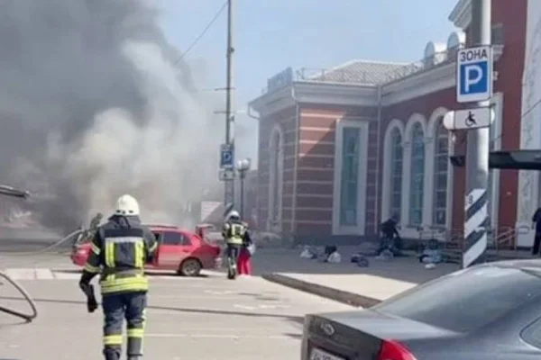 Tren istasyonu vuruldu